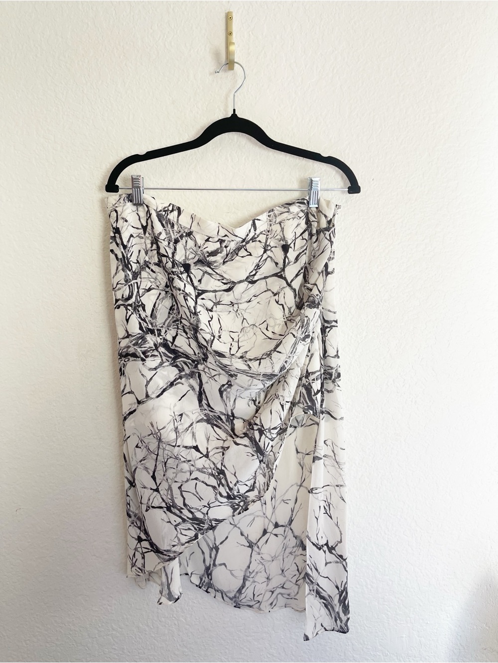 Haute Hippie silk Asymmetrical White & Black Print Wrap Skirt - Picture 2 of 7